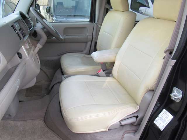 運転席と助手席のシートには目立つ擦れやキズ等もなくキレイな状態です♪シートのクッション性も良く座り心地も良好です♪