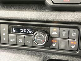 【オートエアコン】一度お好みの温度に設定すれば、車内の温度を検知し風量や温度を自動で調整。暑い…寒い…と何度もスイッチ操作をする必要はありません。快適な車内空間には必須の機能ですね♪
