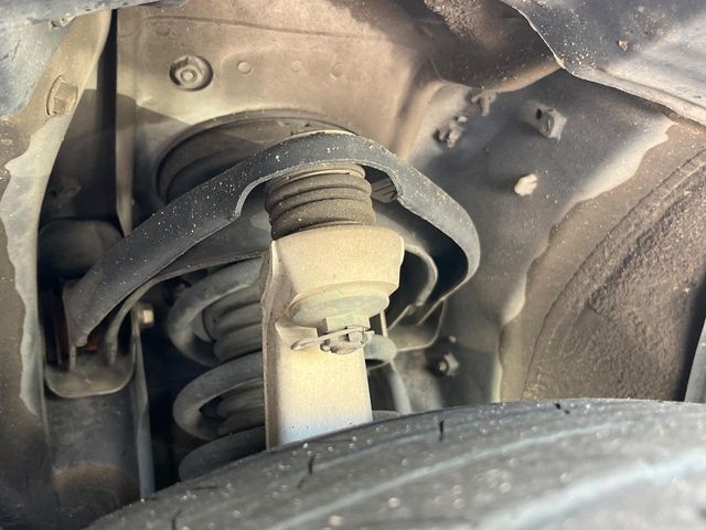 お車を安心してお乗りいただく為には、足回りの定期点検が欠かせません。サービスサポート（有償保証）では無料点検もご提供しており、安心のカーライフをお過ごしいただけるサポート体制が整っています。