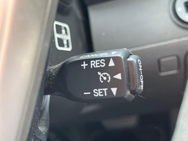 【クルーズコントロール】高速道路もラクラク走行。アクセルを離しても一定速度で走行ができ、長距離運転時の負担を軽減！加速・減速も簡単なスイッチ操作で調整できます。