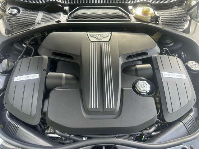 経済的なV8エンジン。W12型に引けを取らない加速力です。