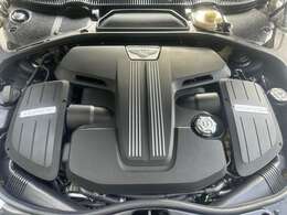 経済的なV8エンジン。W12型に引けを取らない加速力です。