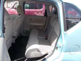 後部座席も足元ゆったり！