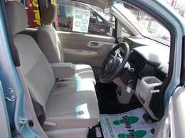 ベンチシートなのでシートも足元もゆったり！助手席から乗って運転席に移動することもできます！
