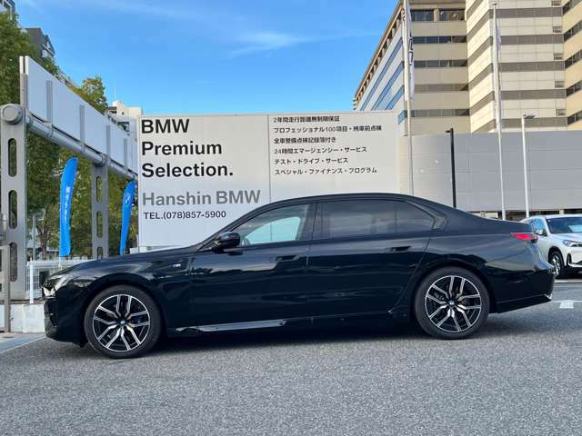 【拘りのFR】BMWが多く採用するFR車。ダイレクトでスポーティな加速感・シャープなハンドリングを実現。縦置きエンジンレイアウトにより、フラットで上質な乗り味です。