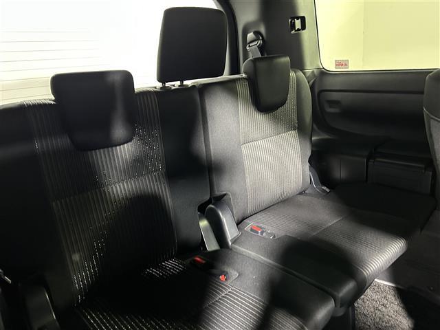 【3列目シート】店舗にて現車の確認も頂けますので、お電話で在庫のご確認の上是非ご来店くださいませ！！！ 後席モニター（フリップダウンモニター）の取付も可能です。