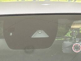 【スマートシティブレーキサポート】低速走行中に前方の車両等を認識し、衝突しそうな時は警報とブレーキで衝突回避と被害軽減をアシスト。より安全にドライブをお楽しみいただけます。