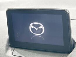 【マツダコネクトナビ】車内の雰囲気にマッチした一体型タイプのナビ。各種車輌設定やBluetooth再生等、様々な機能が楽しめます。直感的なダイヤル操作が可能で、使い勝手も良好です。