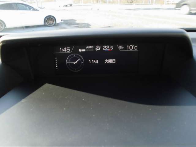 インパネ中央には車両の色々な情報が見られるインフォメーションディスプレイが搭載されています！