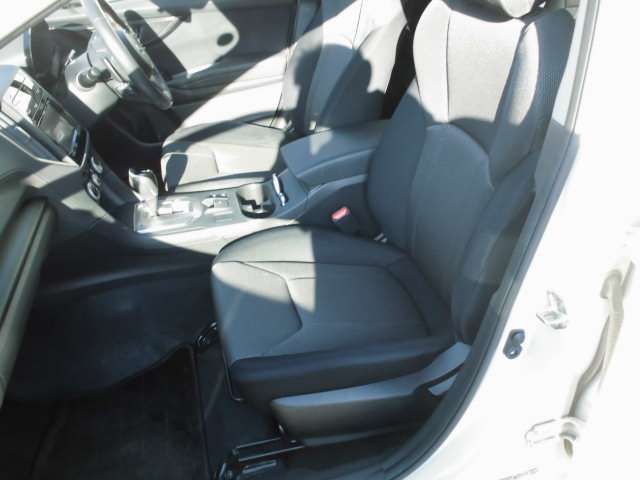 助手席側足元スペースもしっかり確保されていますね