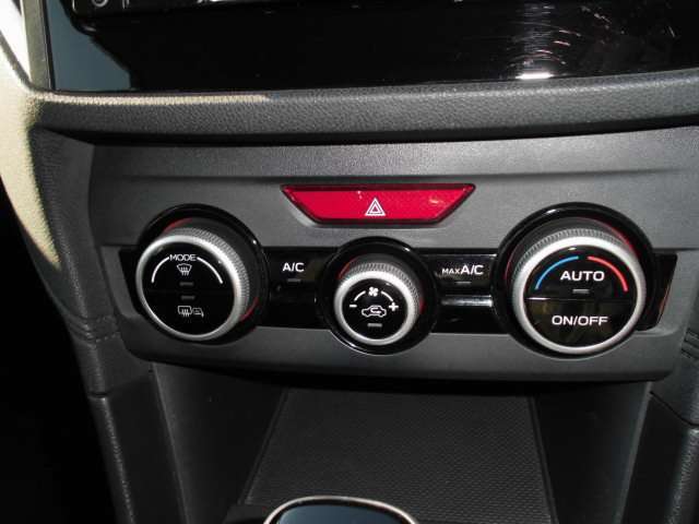 フルオートエアコンで快適な車内温度設定が出来ます♪
