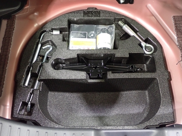 トランク下には工具とパンク修理キットが備わっています