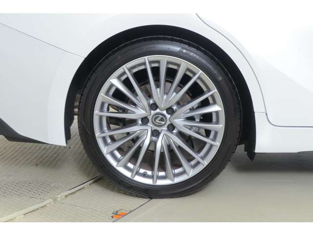 235/40R19