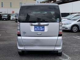 『全てのお客様に安心を』　自社整備工場にて厳しいチェックを通過した車両には点検記録簿と保証書を発行し、整備保証を付けさせていただきます。(一部車両を除く)