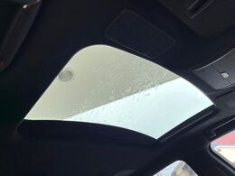 【サンルーフ】開放感たっぷりの希少装備、サンルーフが装着されています！車内に明かりを取り入れたり景色を楽しむ以外にも、車内の空気も簡単に換気できて快適です！