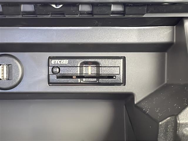 【ETC】有料道路を利用する際に料金所で停止することなく通過できる、ETC車載器（ノンストップ自動料金収受システム機器）が装備されています。セットアップを行うことで利用可能になります。