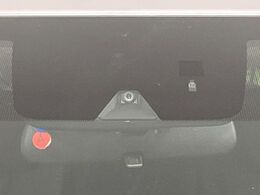 【三菱e-Assist】走行中に前方の車両等を認識し、衝突しそうな時は警報とブレーキで衝突回避と被害軽減をアシスト。より安全にドライブをお楽しみいただけます。