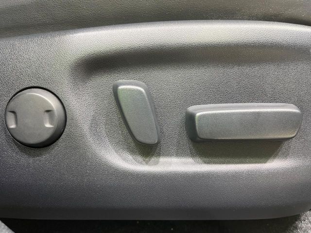 【パワーシート】スイッチ一つで簡単にシートの微調整が可能！電動だから力もいりません！快適なシートポジションにセットして、快適なドライブをお楽しみください。