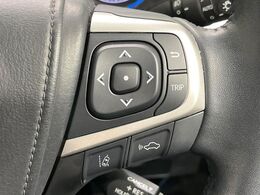 【レーダークルーズコントロール】高速道路での長距離走行が楽に！！自動で速度を保つクルーズコントロールが、衝突軽減システムと連携し、前方の車両を感知して車間を保つように速度調節してくれます！！