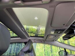 【ガラスルーフ】ガラスルーフ搭載で車内の解放感が一気にアップ！開放的なドライブをお楽しみいただけます。