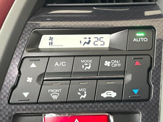 【オートエアコン】一度お好みの温度に設定すれば、車内の温度を検知し風量や温度を自動で調整。暑い…寒い…と何度もスイッチ操作をする必要はありません。快適な車内空間には必須の機能ですね♪