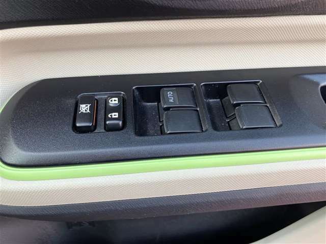 パワーウィンドウのスイッチです。　運転席にいながら助手席や後席の窓を開け閉めできるので、大変便利です。