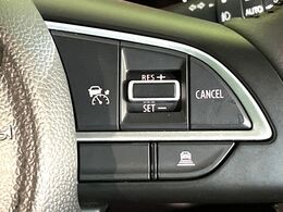 【アダプティブクルーズコントロール】高速道路での長距離走行が楽に！！自動で速度を保つクルーズコントロールが、衝突軽減システムと連携し、前方の車両を感知して車間を保つように速度調節してくれます！！