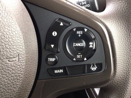 【アダプティブ・クルーズ・コントロール】予め設定した車速内でクルマが自動的に加減速。 前走車との適切な車間距離を維持しながら追従走行し、高速道路でのドライバーの疲労を軽減してくれる嬉しい機能付♪