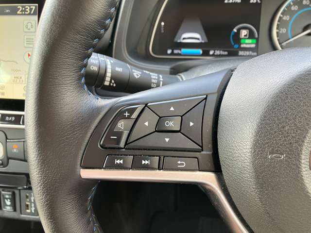 ハンドル左側のスイッチでオーディオの操作が可能なので、運転中でも楽に調整できます(^^♪