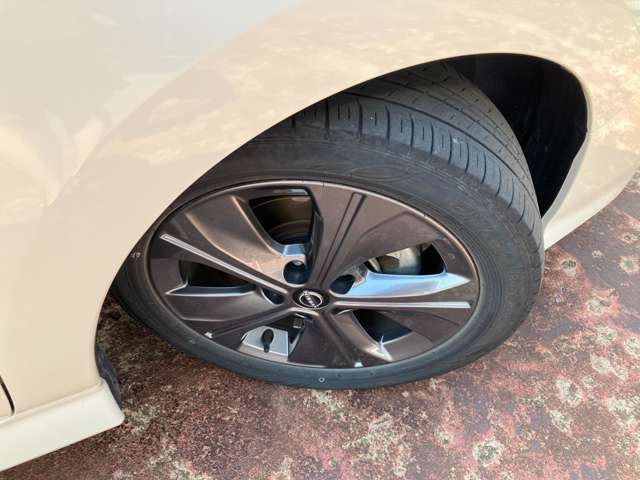 215/50R17タイヤと専用アルミホイール付き！冬タイヤは別途ご用意が必要です。ぜひご相談ください(^^♪