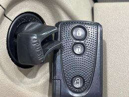 【キーレス】少し離れた場所からでもボタン一つでドアの開錠・施錠ができるのでとっても便利！ドアの鍵穴周りに傷をつけることもありません♪