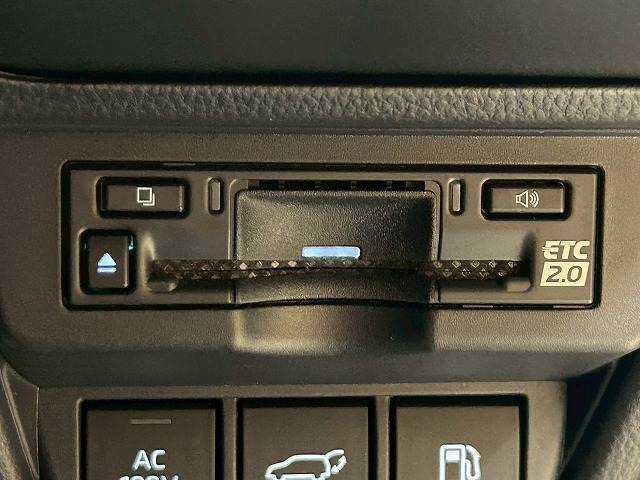 【ETC車載器】を装備しておりますので、ご納車直後からの遠距離ドライブも可能です。土日の利用料金の割引や、朝夕の通行料金を割引料金で高速道路をお楽しみいただけます。