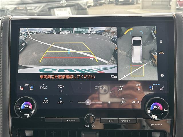 【パノラミックビューモニター】クルマを真上から見下ろした視点で駐車をサポートします！クルマの斜め後ろや真横など、いち早く障害物に気が付くことができます。