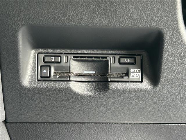 【ETC】有料道路を利用する際に料金所で停止することなく通過できる、ETC車載器（ノンストップ自動料金収受システム機器）が装備されています。セットアップを行うことで利用可能になります。