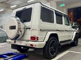 当初軍用車両として採用され走破力が最大の魅力◎伝統的なFフェンダーのウィンカーは車幅感覚も掴み易い！多くのマイナーチェンジを経た最終モデルのため完成度は高い◎純正ヘッドライトガードもオリジナル装着済！