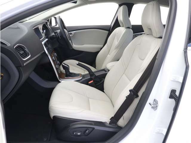 ドライバーの身体を支えるシートの表皮には、手触りのいい本革を使用しております。身体にフィットする形状でサポート性に優れ、幅広い調整機能も備えています。