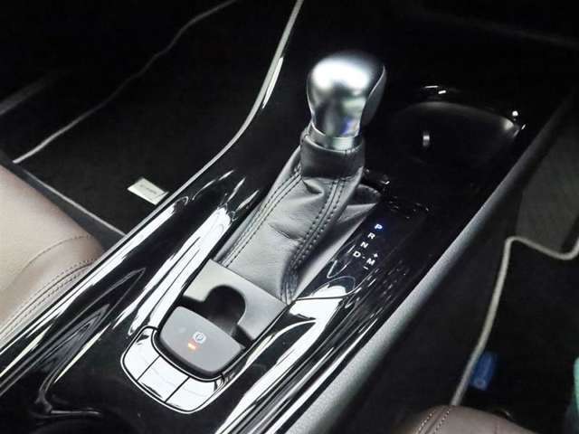 こちらのシフトは、車両にマッチしたデザインになっています！握りやすく、操作し易い配置になっていますので、いつも触れるシフトだからこそ、大切ですね！