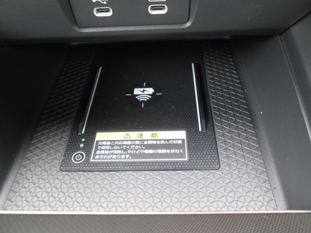 ワイヤレス充電器です。