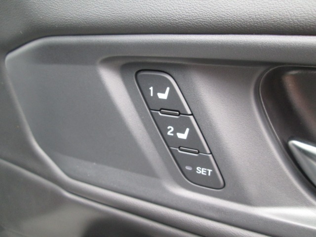運転席パワーシートはメモリー機能付きです。
