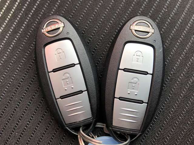 【インテリジェントキー装備】　インテリジェントキーを携帯していれば、スイッチを軽く押すだけでドアのロック/アンロックが可能。さらに車内でもキーを取り出すことなくエンジンの始動・停止操作が出来ます。