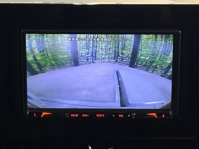【バックカメラ】駐車時に後方がリアルタイム映像で確認できます。大型商業施設や立体駐車場での駐車時や、夜間のバック時に大活躍！運転スキルに関わらず、今や必須となった装備のひとつです！