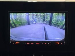 【バックカメラ】駐車時に後方がリアルタイム映像で確認できます。大型商業施設や立体駐車場での駐車時や、夜間のバック時に大活躍！運転スキルに関わらず、今や必須となった装備のひとつです！
