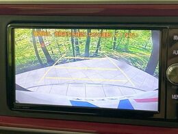 【バックカメラ】駐車時に後方がリアルタイム映像で確認できます。大型商業施設や立体駐車場での駐車時や、夜間のバック時に大活躍！運転スキルに関わらず、今や必須となった装備のひとつです！