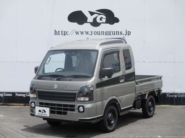 外装の磨き作業、内装のクリーニングもしております！お客様に気持ちよくお車を見ていただきたいので、いつもピカピカの状態を保つように心がけております！