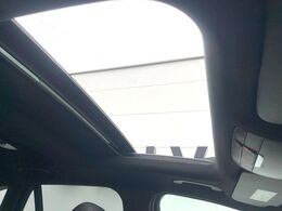 ●パノラミックスライディングルーフ：：大迫力のパノラマルーフは、後部座席にまで続いており、開放的な空間をお楽しみいただけます。