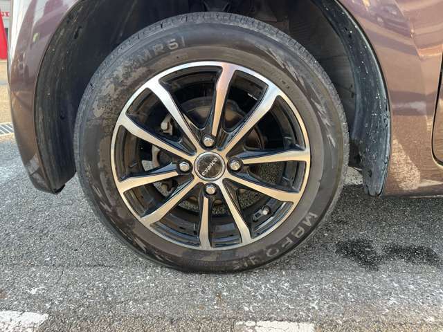 ★社外14インチアルミ付きで駆動方式はFFです♪またポイント5店では24時間サポートさせて頂くためのJAFロードサービスも取扱っております♪レッカー・バッテリーあがり・パンク修理など救援も安心です♪