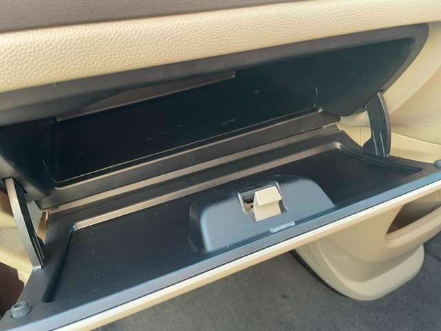 ◆グローボックスには車検証・自賠責保険・保険証券・取扱説明書・保証書などを保管されると便利です♪また車検証ケースは弊社オリジナルで店舗の電話番号も記載していますのでお困りの際などお気軽にご連絡下さい。