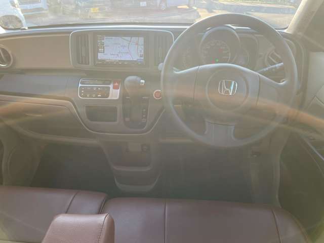 ★大きなフロントガラスですので運転席からの見通しも良く運転しやすくなってます。ポイント5四日市松本店は弊社グループのホンダ新車ディーラー店と整備工場が併設しております。メンテナンスも是非ご利用下さい。