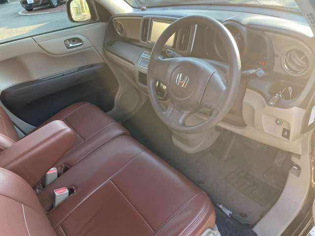 ◆運転席も快適スペースでゆったりと座ることが出来ます。試乗も出来ますので是非ご体感下さい。ポイント5四日市松本店はキッズコーナーも完備し、また雑誌やドリンクもご提供しておりますので皆様でお越し下さい。