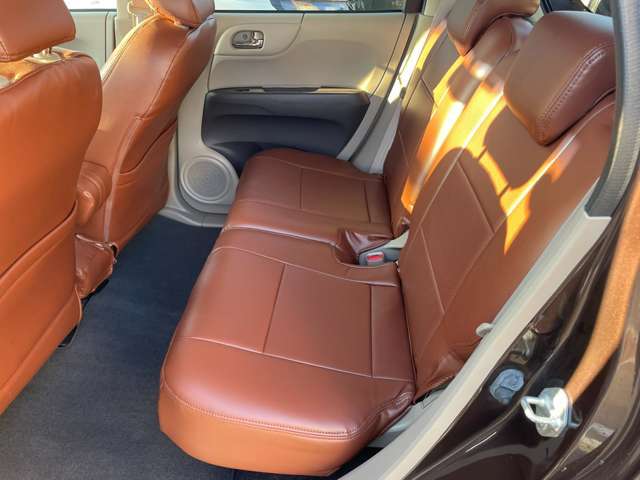 ★後部座席も快適スペースを確保しております。内装のクリーニングも施工済みで綺麗な状態です。お車の状態や詳細はポイント5四日市松本店専用フリーダイヤル　0078-6002-854810　まで♪